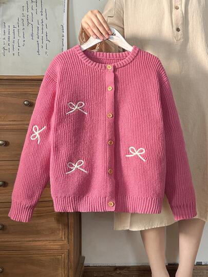 SHEIN 女婴刺绣粉色套头衫，适合春秋季节穿着，严冬可作内衬。精致的蝴蝶结刺绣增添可爱俏皮的魅力。适合家庭聚会、万圣节、新年、感恩节、圣诞节、复活节、国庆节、派对、跨年夜等场合。