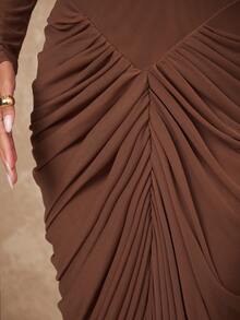 Lumalex 春夏不对称金属装饰网纱柔软飘逸褶皱腰部修身长袖连衣裙,女士垂坠长裙,棕色优雅连衣裙,长袖优雅连衣裙,棕色婚礼宾客礼服,奢华舞会聚会派对宴会,低调奢华闪耀的假日派对狂欢节郊游度假热门户外丰富层次婚礼季宴会派对新年派对造型晚宴晚会秋季派对礼服 - 咖啡棕 - 查看 5