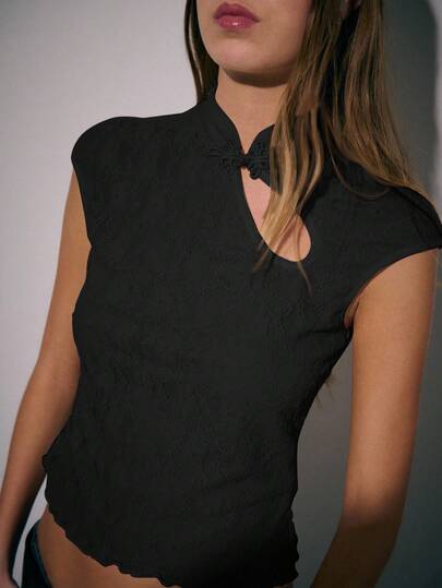 Nöista Autumn Top Features A Fresh And Sweet Look Inspired By The New Chinese Cheongsam Style, With A Slim Fit. The Stand-Up Collar, Embellished With Buttons, Highlights Its Traditional Charm. The Asymmetrical Cutouts Add Character And Feminine Lines.