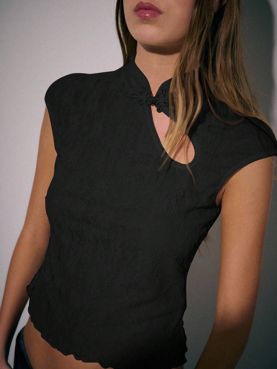 Nöista Autumn Top Features A Fresh And Sweet Look Inspired By The New Chinese Cheongsam Style, With A Slim Fit. The Stand-Up Collar, Embellished With Buttons, Highlights Its Traditional Charm. The Asymmetrical Cutouts Add Character And Feminine Lines.