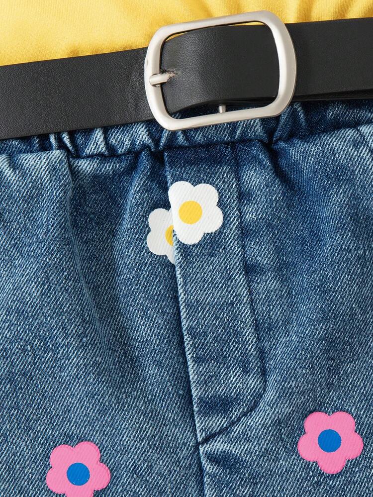 SHEIN Vintaside Kids Bộ 2 món thời trang cho bé gái dễ thương ngọt ngào phong cách đường phố màu vàng không đối xứng dây đeo cổ trang trí hoa áo liền quần denim màu xanh in hoa, mùa hè - Màu vàng - Xem 7