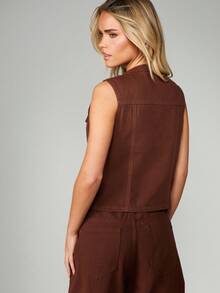 MISSGUIDED 棕色牛仔纽扣前无袖背心，配有胸袋，适合秋季分层穿着的西部风格实用外套 - 棕色 - 查看 2