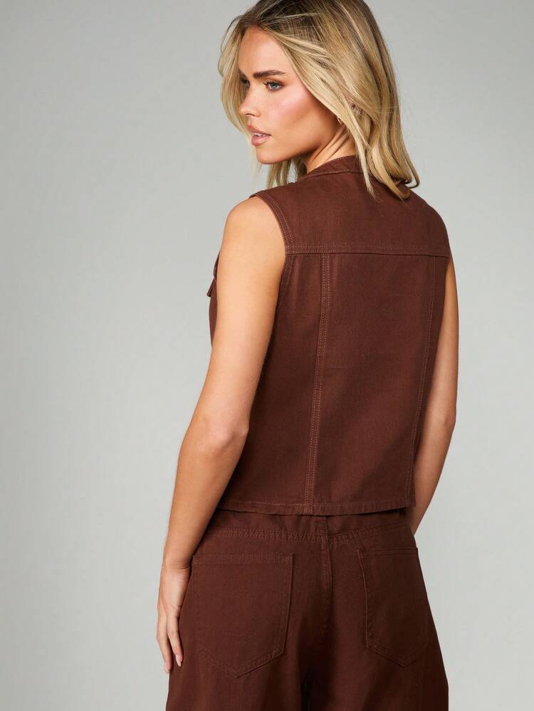 MISSGUIDED Brązowa dżinsowa kamizelka bez rękawów z guzikami z przodu i kieszeniami na piersi. Użytkowa odzież wierzchnia w stylu western, idealna na jesień.