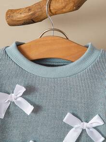 SHEIN Vintaside Kids 2 件套女婴休闲百搭舒适可爱针织面料蝴蝶结装饰宽松套头衫和修身裤子套装，适合居家和户外，高性价比，秋冬 - 彩色 - 查看 6