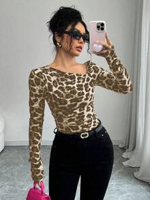 Rafferiza 优雅修身斜肩领长袖褶皱肩腰拉绒豹纹多色女式T恤 - 彩色 - 查看 5