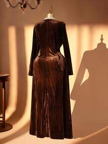 Rometta 女士优雅派对方领长袖褶饰 A 字长裙，金属别针装饰，拉绒提花面料，褶皱纹理，适合秋冬季派对、宴会、郊游、办公室等更多场合 - 咖啡棕 - 查看 2