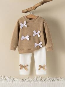 SHEIN Vintaside Kids 2件套女婴休闲百搭舒适可爱针织面料柔软蝴蝶结圆领宽松套头衫和修身长裤套装，适合居家和户外活动，性价比高，秋冬季女婴两件套冬季服装，带蝴蝶结，适合秋季宝宝穿着，秋冬季女婴毛衣套装，摩卡色宝宝服装 - 彩色 - 查看 3