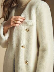 BizChic 2025 Automne/Hiver Manteau en fausse fourrure de vison à col en V, à double boutonnage avec boutons métalliques et poches latérales. Style vintage chic pour un look urbain et décontracté, idéal pour les fêtes de Noël, du Nouvel An, d'Action de grâce, les sorties, les mariages, les concerts, les brunchs et les voyages en avion.