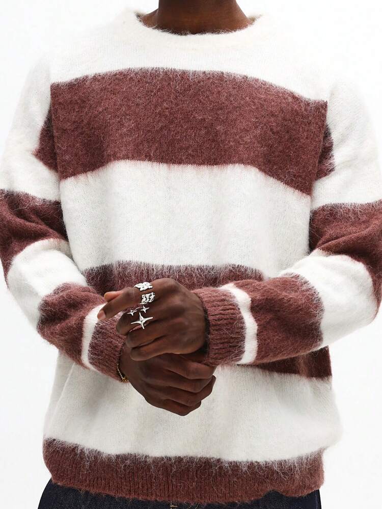 Suéter de malha listrada e grossa com textura felpuda