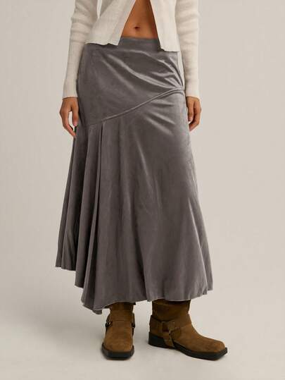 Nöista 纯色中长裙，柔软的绒面革质感，精致的斜线接缝，以及柔和的喇叭裙廓形。秋冬皆宜，为休闲造型增添精致感，也适合晚间穿着。
