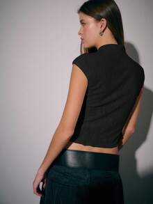 Nöista Autumn Top Features A Fresh And Sweet Look Inspired By The New Chinese Cheongsam Style, With A Slim Fit. The Stand-Up Collar, Embellished With Buttons, Highlights Its Traditional Charm. The Asymmetrical Cutouts Add Character And Feminine Lines.