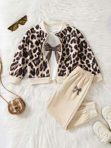 SHEIN Genkimix Kids 少女豹纹蝴蝶结T恤+针织运动裤+开衫套装 - 彩色 - 查看 1