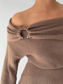 Aloruh 少女咖色一字肩金属拼接腰部百褶A字迷你连衣裙，秋冬 - 咖啡棕 - 查看 8