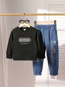 1 套幼儿男童休闲时尚简约洛杉矶字母印花圆领长袖运动衫和牛仔裤套装，适合外出，秋冬季