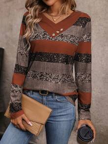 EMERY ROSE Áo thun nữ cổ chữ V xếp ly họa tiết khối màu - Nhiều màu - Xem 5