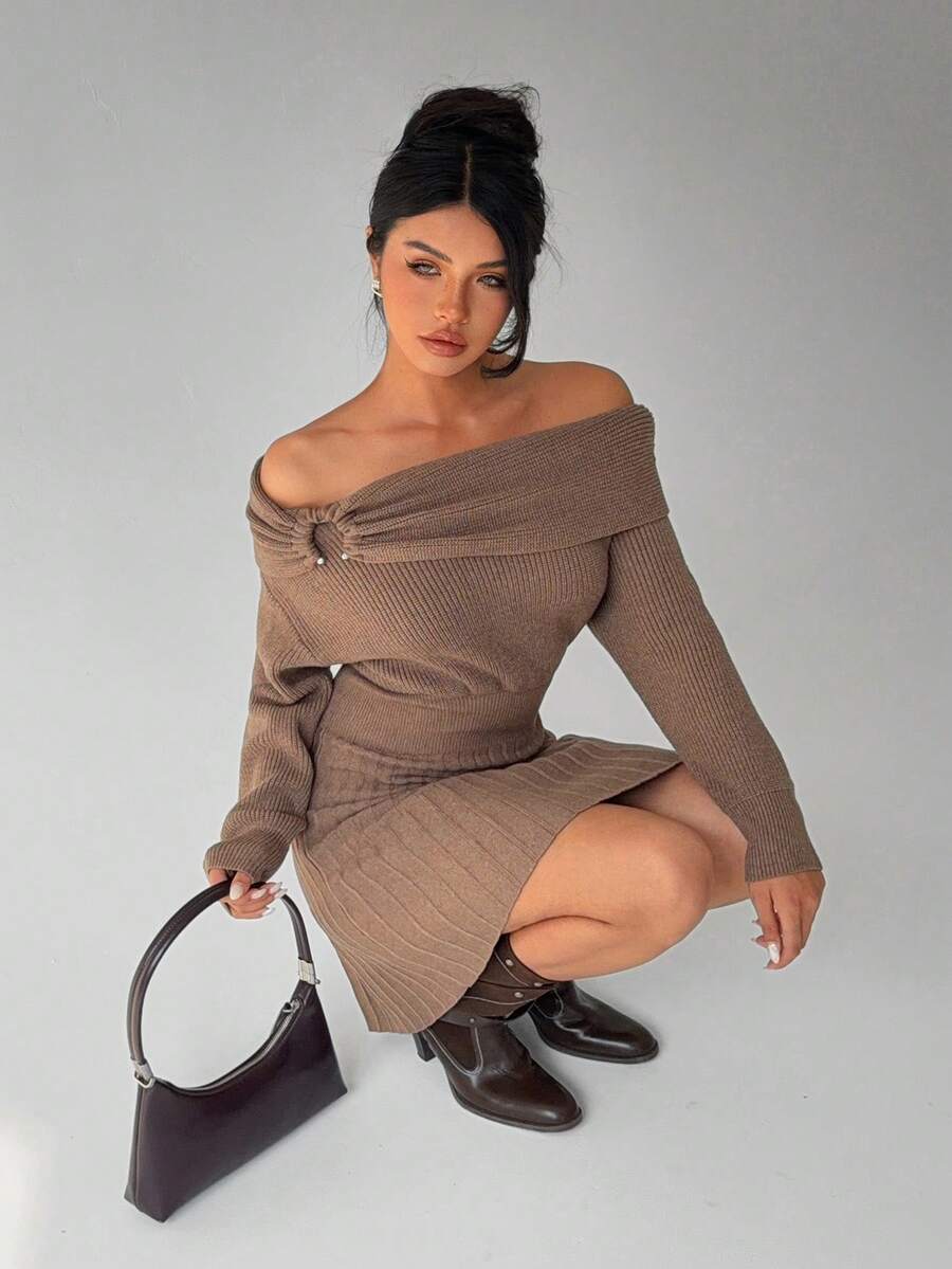 Aloruh 少女咖色一字肩金属拼接腰部百褶A字迷你连衣裙，秋冬 - 咖啡棕 - 查看 1