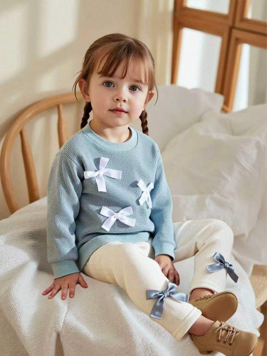 SHEIN Vintaside Kids 2 件套女婴休闲百搭舒适可爱针织面料蝴蝶结装饰宽松套头衫和修身裤子套装,适合居家和户外,高性价比,秋冬 - 彩色 - 查看 1
