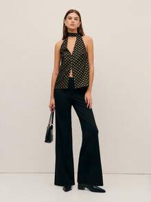 Nöista 这款别致的黑色上衣饰有金色点缀，采用挂脖领口和钥匙孔前襟设计，尽显大胆精致的气质。无论是生日派对、优雅庆典，还是春假外出，它都是女士春假穿搭系列中的亮点之选。 - 黑色 - 查看 3