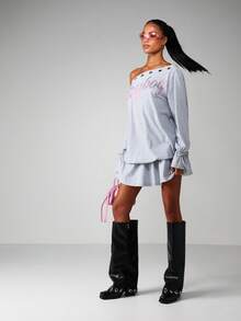 Missguided x Playboy Vestido mini con hombros descubiertos y mangas largas con detalles de puño con lazo y estampado de rhinestones - Gris - Ver 3