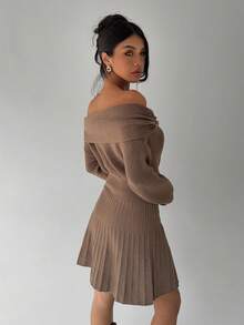 Aloruh 少女咖色一字肩金属拼接腰部百褶A字迷你连衣裙，秋冬 - 咖啡棕 - 查看 2
