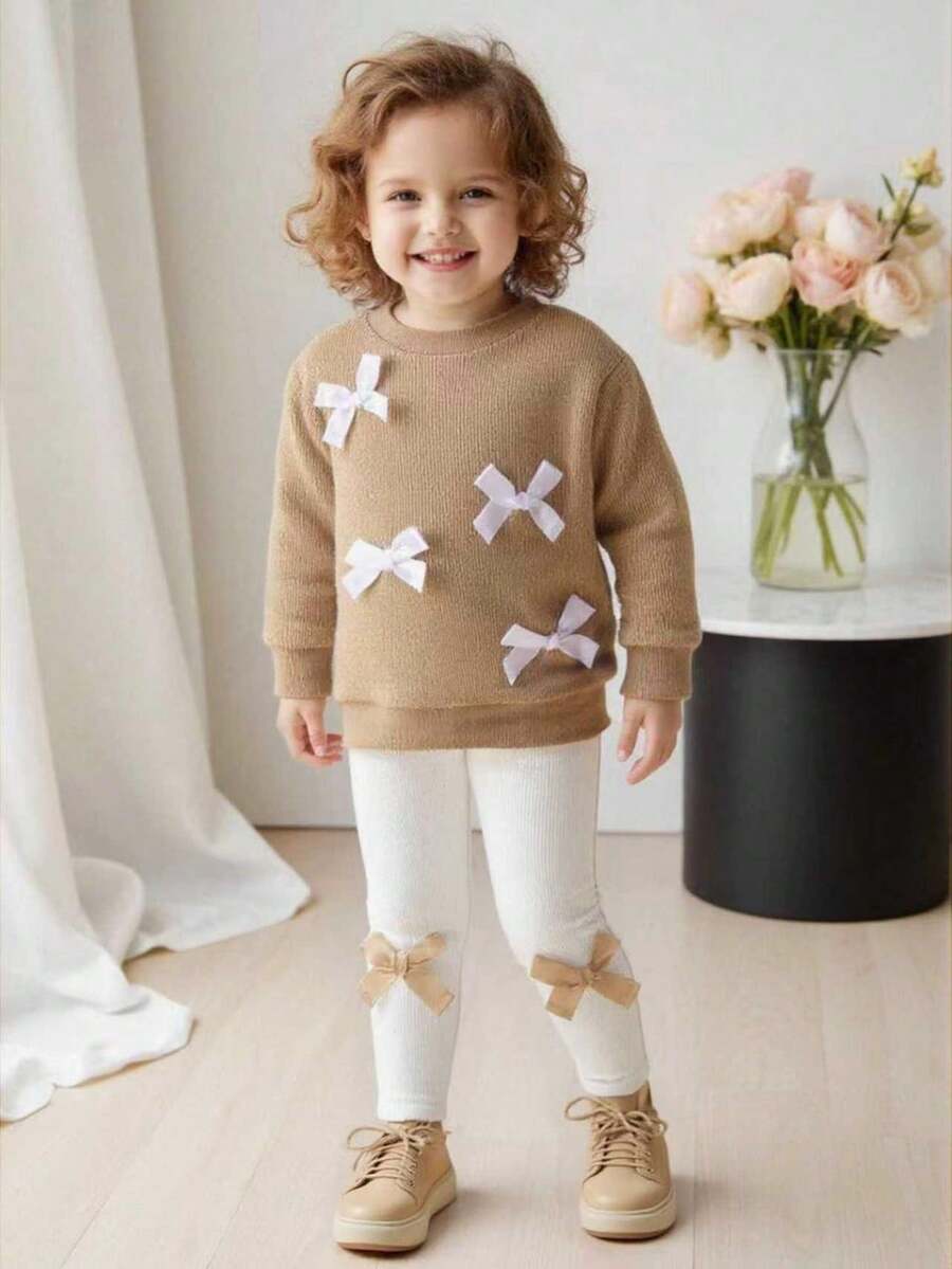 SHEIN Vintaside Kids 2件套女婴休闲百搭舒适可爱针织面料柔软蝴蝶结圆领宽松套头衫和修身长裤套装,适合居家和户外活动,性价比高,秋冬季女婴两件套冬季服装,带蝴蝶结,适合秋季宝宝穿着,秋冬季女婴毛衣套装,摩卡色宝宝服装 - 彩色 - 查看 1