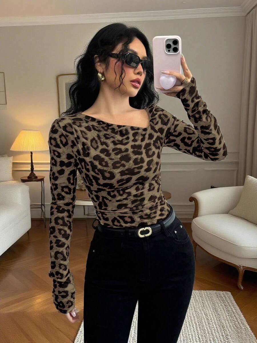 Rafferiza 优雅修身斜肩领长袖褶皱肩腰拉绒豹纹多色女式T恤 - 彩色 - 查看 1