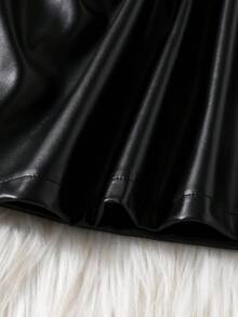 SHEIN Playful Pals 女婴领口泡泡袖二合一A字裙。经典A字廓形，适合各种体型的宝宝。独特的领口设计增添一丝正式感，巧妙的泡泡袖设计则甜美俏皮。二合一设计营造视觉深度。无论是外出还是休闲居家，这款连衣裙都能展现宝宝活泼可爱的天性。 - 黑色 - 查看 7