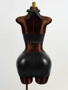 Mistrie Set de două piese pentru femei, culoare solidă, fără mâneci, cu guler înalt, sexy, punk, top scurt, decupat, fustă mini, cu nituri cu ochiuri și design cu șireturi, piele PU cu căptușeală termică subțire, și cool pentru streetwear, ținută de petrecere de Halloween, femei de toamnă, femei de iarnă.