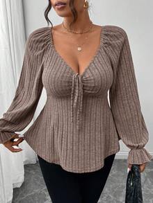 SHEIN Frenchy 大码秋季休闲长袖女装，胸前系带，面料柔软舒适，居家和外出都很漂亮，纯色心形领荷叶边下摆长袖T恤 - 深灰色 - 查看 1