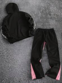 ROMWE MEN Street Life Conjunto de sudadera con capucha y pantalones deportivos holgados con estampado de eslogan y coche de carreras para hombre, ropa urbana - Negro - Ver 2