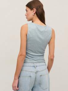 Nöista 这款灰色亮片上衣采用无袖设计，带有微妙的闪光，在光线下熠熠生辉。柔软弹力的面料带来舒适感和时尚感，使其成为春假派对、女性生日庆祝活动或女士春假系列中优雅之选的理想之选。 - 綠色 - 查看 3