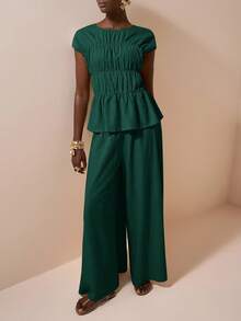 Zivah 2025 年夏季新品音乐节和毕业休闲装，学院风学生日常装，度假海滩日光浴街头装，杏色纹理面料圆领褶饰短袖荷叶边下摆衬衫和阔腿裤两件套 - 墨綠色 - 查看 7