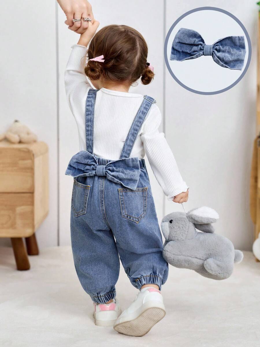 SHEIN Baby Girl Cute Casual Collegiate 3D Bow Decor Blue Denim Overalls,Fall Clothes,Winter Clothing ,Casual And Fashionable Vacation Outfits,2000s Style ,Halloween Denim Jeans ,Christmas ,Baby Overalls With A Bow At The Back - Medium Wash - View 1