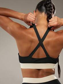 MISSGUIDED 深 V 领运动胸罩搭配紧身裤套装，活力交叉后背两件套健身训练装 - 黑色 - 查看 4