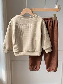 SHEIN 2 件套儿童男孩休闲可爱撞色拼布圆领套头衫和松紧腰慢跑裤针织套装，适合学校、花园、海滩、生日、所有季节（春、夏、秋、冬），羊毛，加厚 - 棕色 - 查看 4