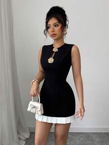 SHEIN PETITE 女式镂空金属扣荷叶边下摆连衣裙 - 黑與白 - 查看 5