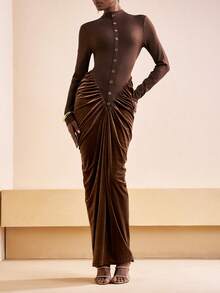 Zivah 2025秋冬新年,情人节,派对,宴会,约会,生日派对,学院风,学生装,日常出游,基础百搭,休闲,邮轮旅行,网络爆红,优雅,通勤,商务休闲,极简主义,圆领长袖,金色纽扣装饰,腰部拼接天鹅绒,长款棕色超长连衣裙,派对连衣裙,女装 - 棕色 - 查看 4