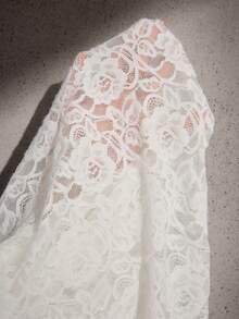 Cheriluna Maternity 优雅、奢华、浪漫的白色长袖弹力针织荷叶边美人鱼尾蕾丝孕妇拍摄连衣裙 - 白色 - 查看 7