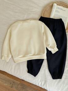 2 件套年轻男童休闲个性化下摆拼布圆领运动衫和裤子套装，适合返校、生日、迎婴派对、节日派对、秋冬季