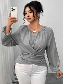 Elenzga Blusa casual de mujer talla grande con cuello de ojo de cerradura, mangas raglán y pliegues en unicolor - Gris - Ver 7