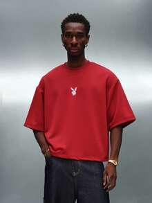 PLAYBOY X SUMWON Camiseta ajustada con logo de conejo y diseño gráfico de texto "Members Only" - Rosa Roja - Ver 2