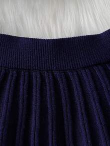 Ensemble pull et jupe pour bébé fille, à la mode automne-hiver 2025. Pull en tricot bleu marine à manches longues + jupe, avec col en dentelle et nœud papillon. Silhouette ample et confortable, parfait pour un look décontracté chic. Facile à assortir avec des collants ou des bottines. Idéal pour le quotidien et les sorties. - Bleu marine - Voir 8