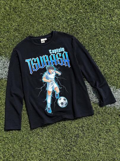 Captain Tsubasa X SHEIN Tween Boy Casual Football Player Collab Big Wing Print Letter Graphic Round Neck Long Sleeve Black Knit T-Shirt