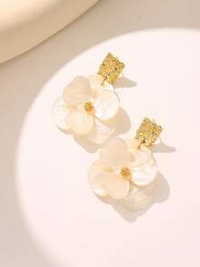 Enchnt 1 Pair Amber Color Acrylic Petal Long Earrings Vintage European & American Style Trifoliate Floral Ear Jewelry For Women And Girls, Party, Banquet, Anniversary, Wedding - Beige - View 8
