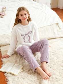 2 件套少女毛绒柔软家居睡衣套装，时尚可爱刺绣蝴蝶结长袖上衣搭配浅紫色提花蝴蝶结直筒裤，休闲宽松秋冬家居服