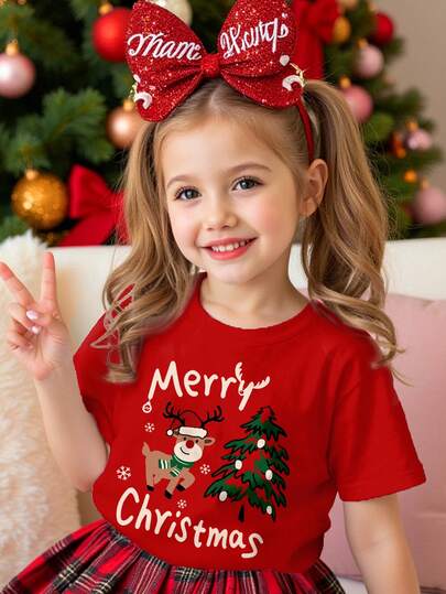 SHEIN 圣诞红，圣诞快乐，复古有趣的圣诞树和驯鹿图案，适合圣诞派对的年轻女孩休闲简约短袖圆领T恤，家庭装圣诞服装，圣诞氛围，圣诞礼物，秋冬外出服装，轻松舒适，女童秋冬分层装，时尚女孩，休闲装，儿童圣诞图案T恤，秋冬服装，圣诞服装，圣诞新款