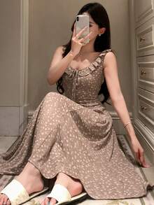 DAZY Váy ngủ nữ không tay cổ bèo nhún họa tiết hoa nhỏ xinh xắn - Màu Khaki - Xem 6