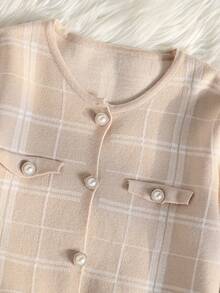 2 件套女童针织长袖开衫和无袖连衣裙套装，棕色和米色，圆领，手工刺绣珍珠纽扣，格纹图案，节日装 - 卡其色 - 查看 3