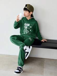 SHEIN 2 件套青少年男孩标语和游戏机印花连帽衫和运动裤休闲套装，秋冬 - 墨綠色 - 查看 5