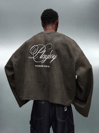 PLAYBOY X SUMWON 短款长袖 T 恤，带有脚本印花和背面标语设计